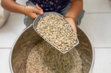 Chiang Rai Tayland 'da el ele tutuşurken kahverengi kahve.