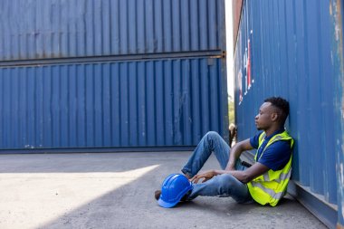 Amerikan ustabaşı, konteynır nakliyat alanında mühendislik yapıyor. Stresli ve işsiz konsepti