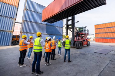 Tayland 'da işçi takımı toplantısı ve eğitim, lojistik ve ulaşım iş konteynırları ithalat ihracat konsepti 
