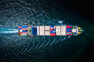 Konteynır kargo gemisi, uluslararası taşımacılık konteynır kargo gemisiyle gece vakti açık denizde İHA 'dan hava görüntüsü. 
