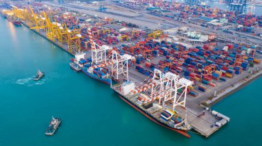 Nakliye limanı ve konteynır deposu ve nakliye kargo konteynırlarını yükleme ve boşaltma ihracatı deniz manzarası yoluyla uluslararası ithalat