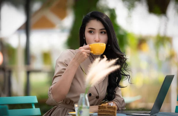 Asiatiques Femmes Affaires Boire Café Gâteau Ordinateur Portable Pour Travail — Photo