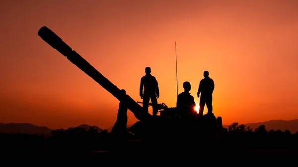 Silueta Přes Východ Slunce Pozadí Děla Vojáci Tým Stojící Drží — Stock fotografie