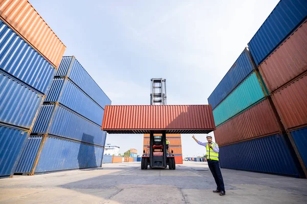 Container Supervisor Kontroll Gaffeltruck Lämna Import Och Export Medan Inspektera — Stockfoto