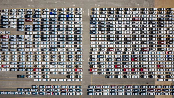 Αεροφωτογραφία Των Σταθμευμένων Νέων Αυτοκινήτων Στο Εργοστάσιο Εξαγωγής Αυτοκινήτων Που — Φωτογραφία Αρχείου