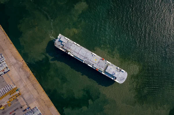 Roro Taşıyıcı Gemisinin Hava Görüntüsü Arabayı Deniz Limanına Park Ediyor — Stok fotoğraf