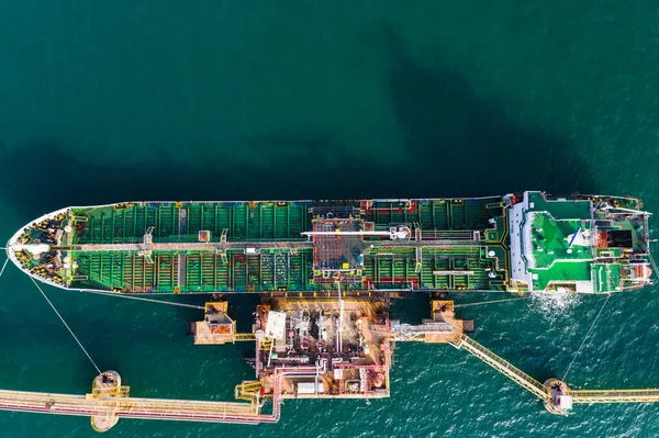 从海空俯瞰装运石油和汽油 — 图库照片