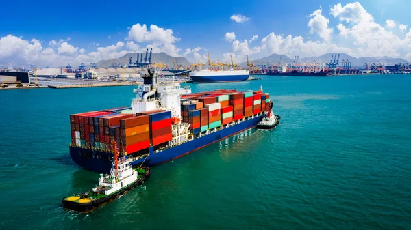Navio Contêiner Navegando Mar Verde Rebocador Arrastar Transporte Para Porto — Fotografia de Stock
