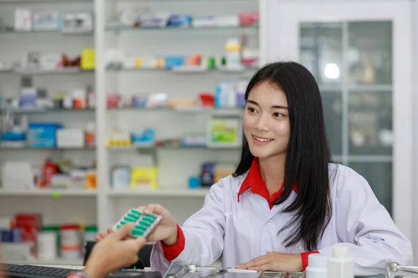 Азиатская Женщина Фармацевт Продающая Лекарства Аптеке Таиланда — стоковое фото