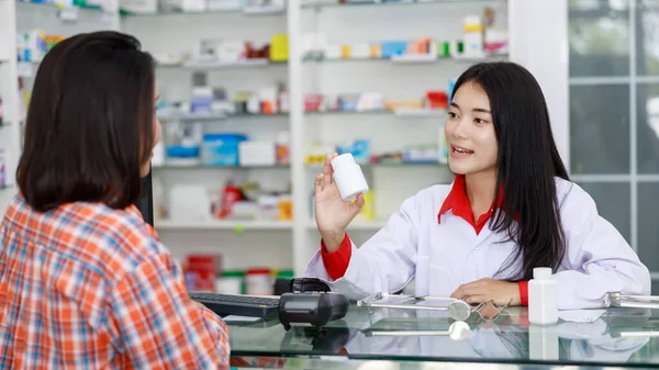 Médico Farmacéutico Vender Drogas Asiático Mujer Paciente Farmacia Tienda Tailandia — Foto de Stock