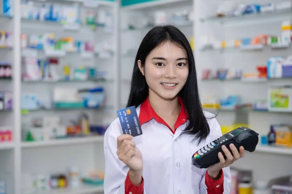 Asiatico Femmina Farmacista Farmacia Carta Credito Macchina Sanitaria Pagamenti Digitali — Foto Stock