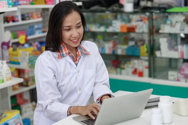 Asiatico Medico Femminile Digitando Sul Suo Computer Portatile Controllare Informazioni — Foto Stock