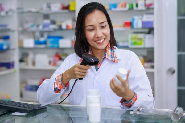 Joven Asiático Hembra Farmacéutico Están Escaneando Códigos Barras Blanco Medicina — Foto de Stock