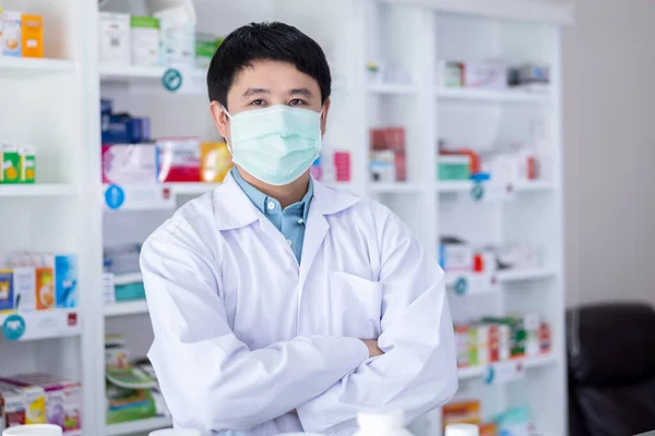 Retrato Los Hombres Farmacéutico Asiático Pie Abrazo Máscara Protectora Farmacia — Foto de Stock