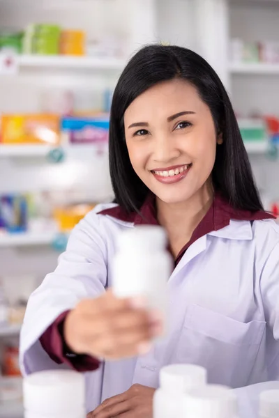 Primer Plano Enfoque Selectivo Ojo Asiático Hembra Farmacéutico Espectáculo Botella — Foto de Stock