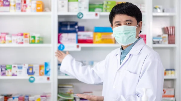 Hombre Farmacéutico Asiático Con Una Máscara Protectora Covid Feliz Servicio — Foto de Stock