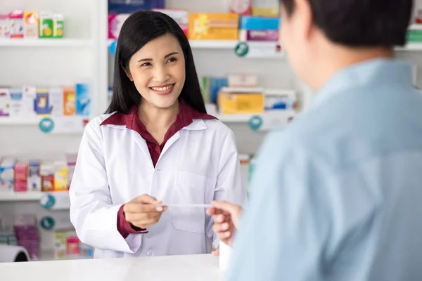 Farmacéutica Asiática Recibe Una Lista Impresa Medicamentos Pacientes Varones Farmacia — Foto de Stock