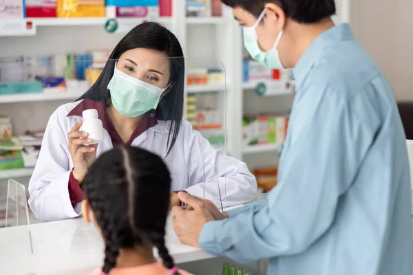 Asiático Profesional Joven Mujeres Farmacéutico Usando Cara Máscara Mientras Pescribing — Foto de Stock