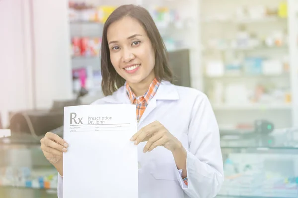 Документ Белый Документ Проведении Рука Фармацевт Женщина Аптеке Таиланде Концепция — стоковое фото