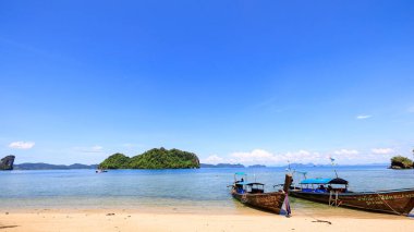 Yengeç Tayland Ekim 2562 uzun kuyruk teknesi ve turistler ao phra nang rai ray krabi Thailand kumsalında 