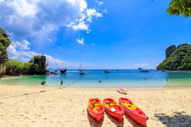 Railay plajındaki kumsalda kırmızı kano ao nang krabi Thailand 