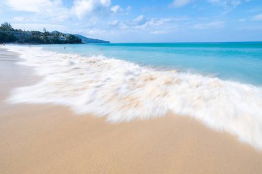 Deniz dalgası kumsaldaki kumlara beyaz köpük yayar Phuket Denizi Tayland geniş açılı düşük açılı deklanşör görüntüsü