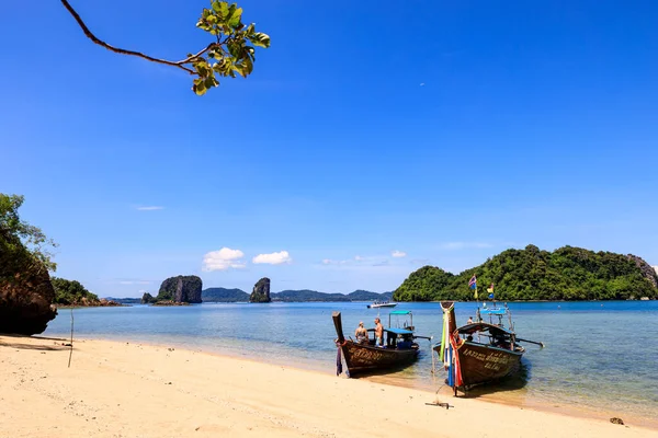 Krabi Thailandia Ottobre 2562 Barca Lunga Coda Turisti Sulla Spiaggia — Foto Stock