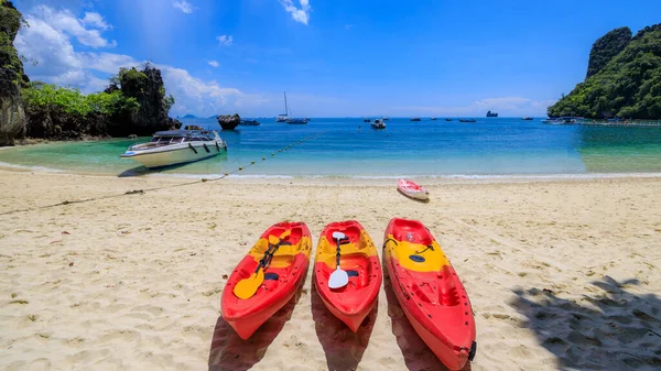 Albero Kayak Rosso Sulla Spiaggia Sabbia Alla Spiaggia Ferroviaria Nang — Foto Stock