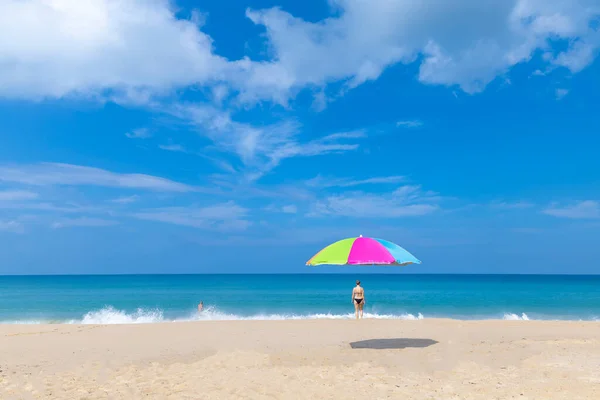 Nyári Nyaralás Koncepció Ötlet Úszó Esernyő Utazási Turisták Bikini Séta — Stock Fotó
