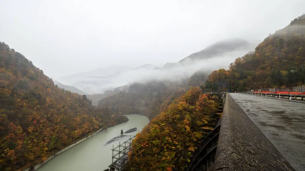 日本の山霧谷と川ダム電気を望む秋の森の風景 — ストック写真