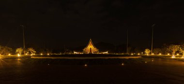 Alacakaranlık manzarası Tayland 'daki beyaz denge ölçüsü çok güzel bir mimaridir.