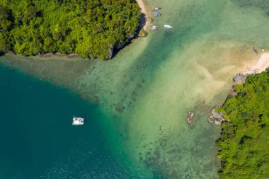 Kra bi Tayland hava sahasında deniz kenarındaki kireçtaşı adası