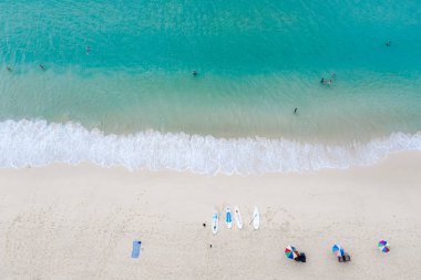 Surin plajı ve turistler yaz tatili için Tayland 'a seyahat ediyorlar. 