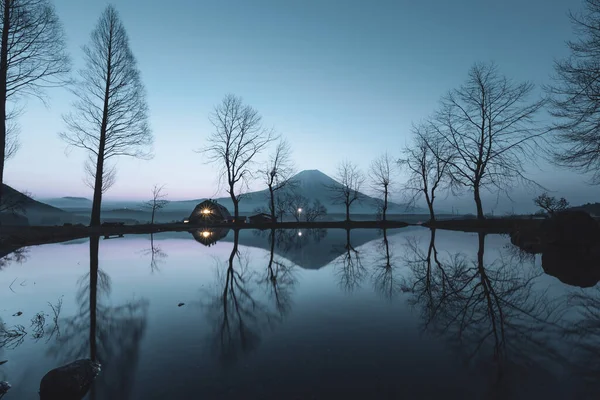 河流与富士山中美丽的树木倒影 — 图库照片