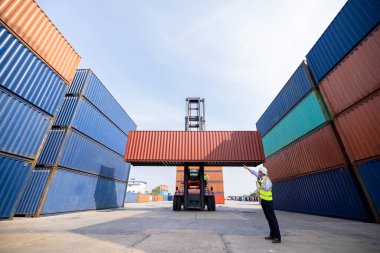 Konteynır Denetleyici Denetleyici Forklift Depo Dağıtım kutusuna konteyner kutusunu incelerken İthalat ve İhracat sunuyor. Konteynır lojistik konsepti ve geniş açı kamera lensi 