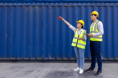 Ustabaşı, kutu konteynır alanındaki kontrol işini kontrol etmek için ayağa kalk. 