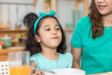 Anne ve çocuk kahvaltısı mutfakta sütlü kakao portakalı ve sağlıklı meyvelerle