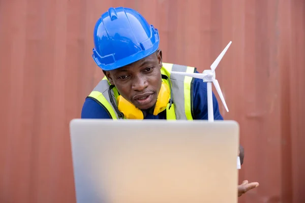 아프리카 미국인 기술자이며 직장에서 컴퓨터로 작업하는 모자를 기술자입니다 깨끗하고 에너지 — 스톡 사진
