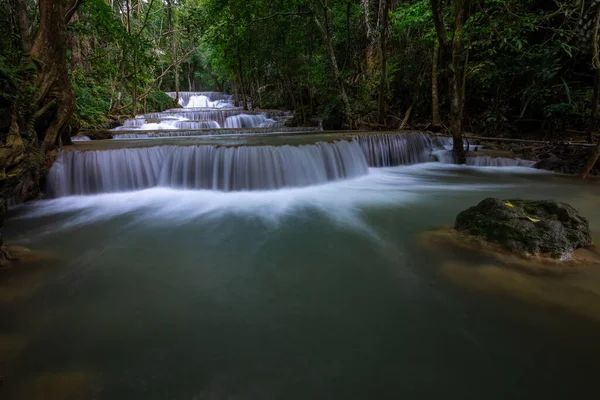 Cascada Hua Mea Khamin Tiene Árboles Tropicales Helechos Crecimiento Cascada — Foto de Stock