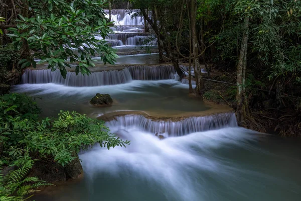 華ミーカミンウォーターフォールは熱帯の木々 朝の光の中で滝の上で成長し 涼しい 新鮮な天気とジャングルの中でリラックスする静かな場所があります タイのカルナチャナブリ — ストック写真