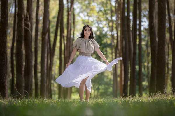 亚洲女人走在自然公园松树林暑假旅游的理念 — 图库照片