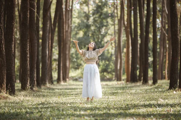 Молодая Женщина Азиатская Девушка Счастлива Улыбаясь Саду Держа Руки Играть — стоковое фото