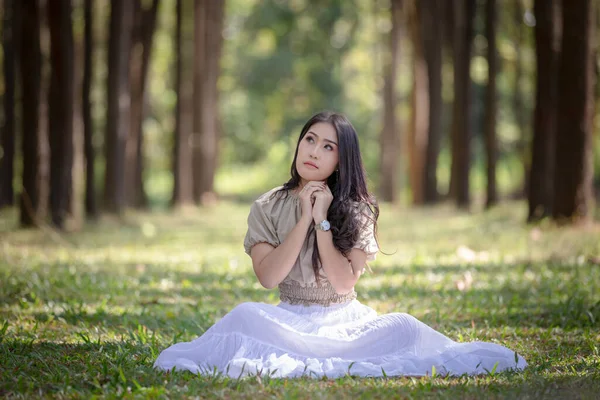 Mulheres Ásia Menina Sentado Relaxante Pinhal Floresta Natureza Verão Férias — Fotografia de Stock