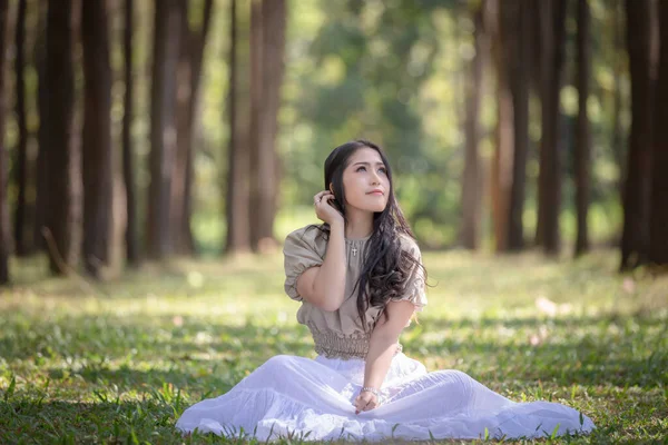 Ázsiai Lány Pihentető Fenyves Erdő Természet Nyári Nyaralás Koncepció — Stock Fotó