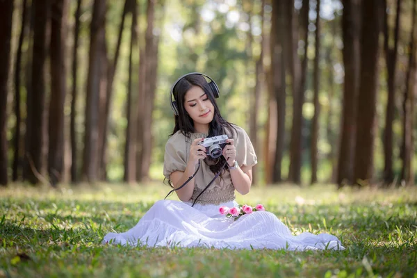 Asyalı Bir Kadın Oturmuş Kulaklıkla Müzik Dinliyor Bluetooth Dinliyor Yaz — Stok fotoğraf