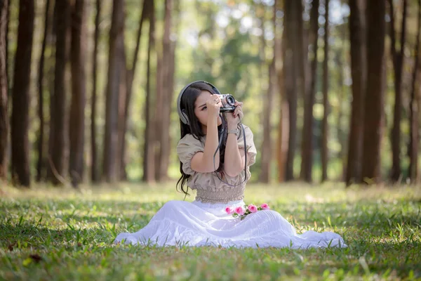 Žena Asijské Dívka Sedí Relaxovat Poslech Hudby Sluchátka Bluetooth Kamera — Stock fotografie