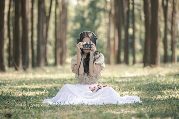 Γυναίκες Τραβάνε Μια Κλασική Φωτογραφική Μηχανή Ταινία Στον Κήπο Χαλαρώνοντας — Φωτογραφία Αρχείου