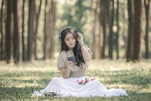 Frauen Die Musik Mit Bluetooth Headset Hören Sind Die Entspanntesten — Stockfoto