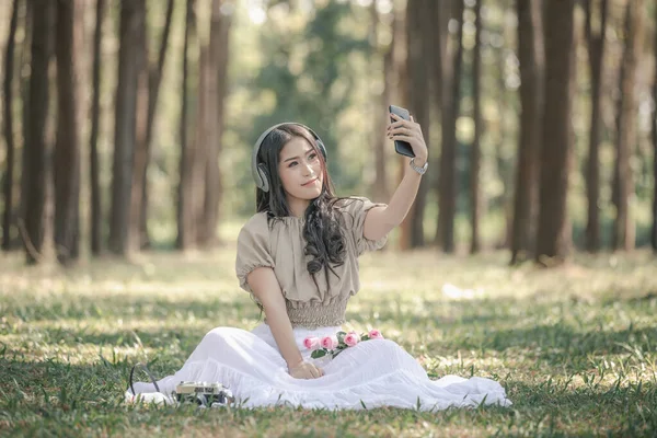 Les Femmes Qui Écoutent Musique Avec Casque Bluetooth Smartphone Selfie — Photo