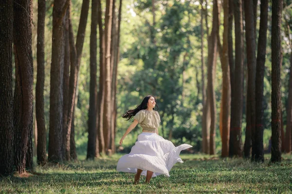 Όμορφη Ασιατική Γυναίκες Κορίτσι Περπάτημα Και Χαλάρωση Στο Φυσικό Πάρκο — Φωτογραφία Αρχείου